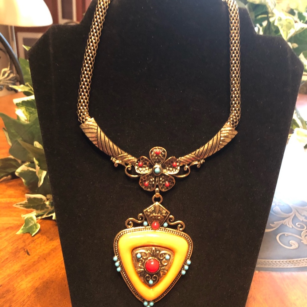 NWT:  Beautiful Women’s Gold Necklace